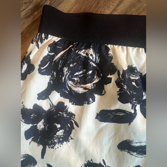 Loft by Ann Taylor ladies skirt size 14. Good condition. Elastic waist zipper - Picture 4 of 9